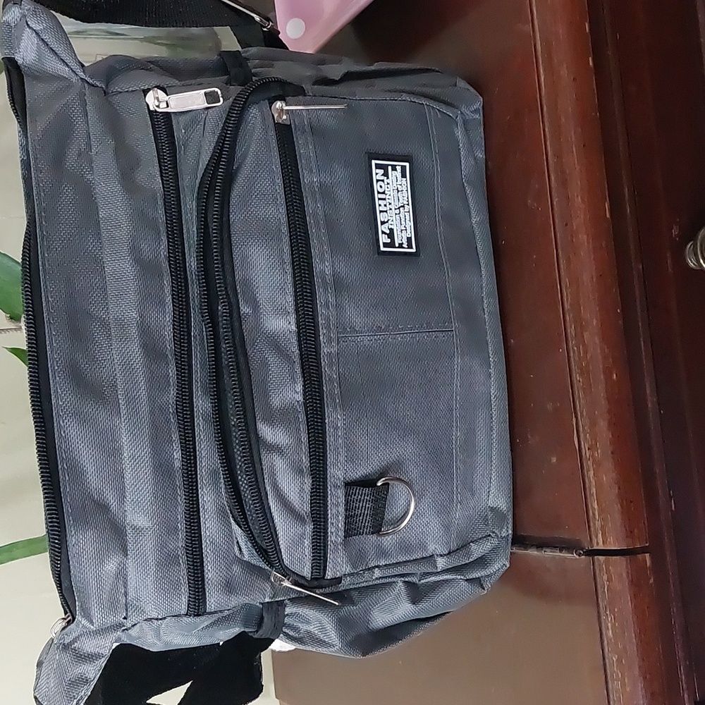 Lightweight  waist /cross bodybag with lots of outside pocket , Gray or Green